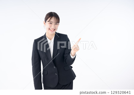 年輕的商界女強人 129320641