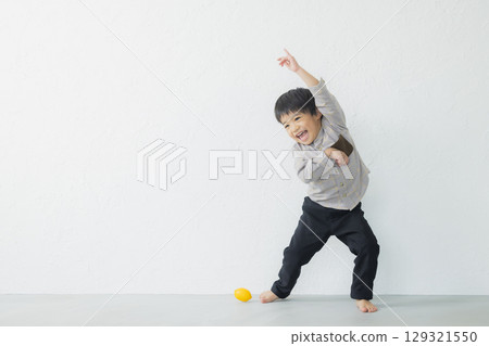 微笑男孩玩耍 129321550