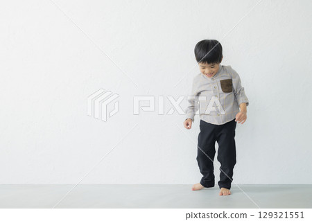 微笑男孩玩耍 129321551