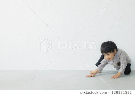 微笑男孩玩耍 微笑男孩玩耍 129321552