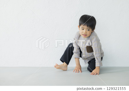 Smiling boy playing 129321555