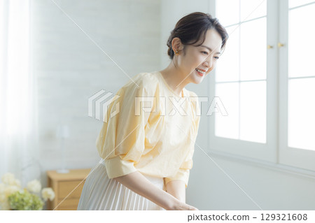 Middle-aged woman drinking tea 129321608