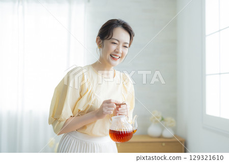 Middle-aged woman drinking tea 129321610