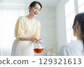 中年婦女喝茶 129321613