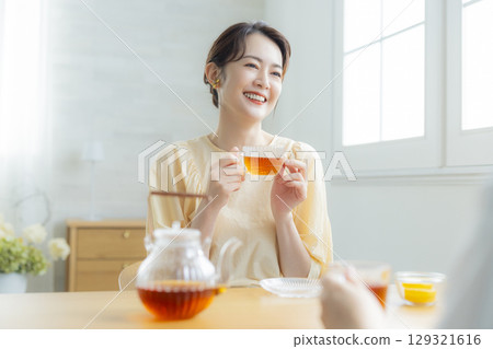 中年婦女喝茶 129321616