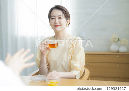 中年婦女喝茶 129321617