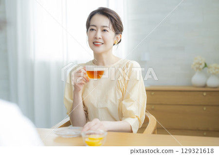 Middle-aged woman drinking tea 129321618