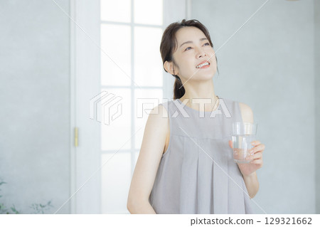 中年婦女在廚房喝水 中年婦女在廚房喝水 129321662