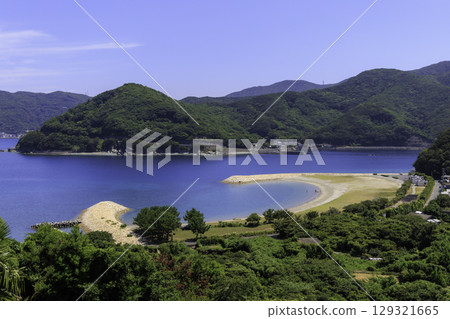月亮海灘井浦的景色令人驚嘆,湛藍的海水和翠綠的山脈 月亮海灘井浦的景色令人驚嘆,湛藍的海水和翠綠的山脈 129321665