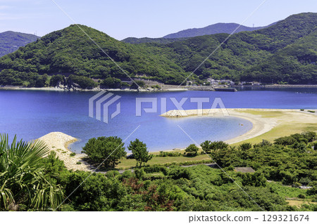 The stunning scenery of Moon Beach Inoura, with its clear blue sea and green mountains 129321674