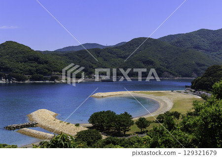 月亮海灘井浦的景色令人驚嘆，湛藍的海水和翠綠的山脈 129321679