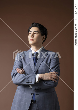 Smiling young man in a suit 129321745