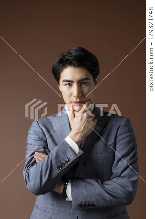 Smiling young man in a suit 129321748