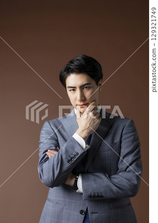 Smiling young man in a suit 129321749
