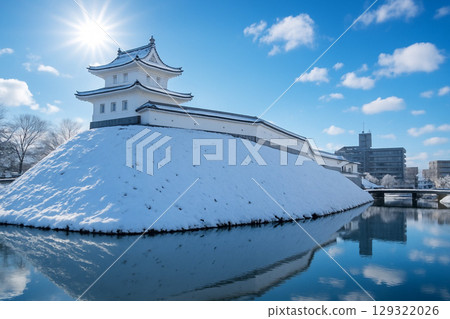 宇都宮城跡公園的晴明台雪景與水面上倒映的藍天 129322026