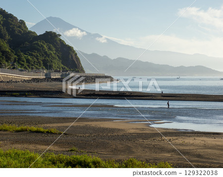 清晨寧靜的河口與富士山 129322038