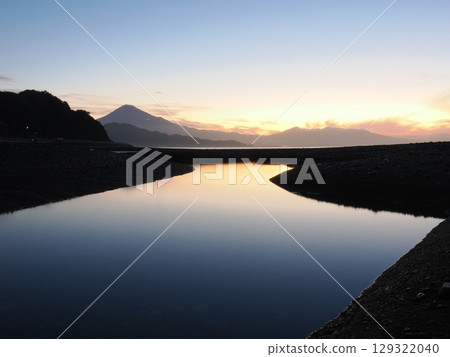 A quiet river mouth and Mt. Fuji in the morning A quiet river mouth and Mt. Fuji in the morning 129322040
