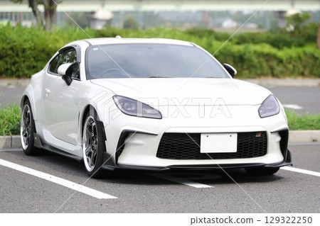 白色國產跑車形象 129322250