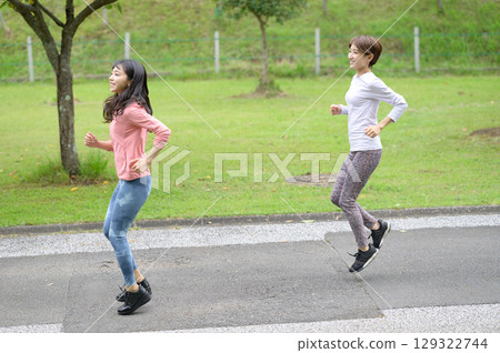 兩個女人在公園慢跑 129322744