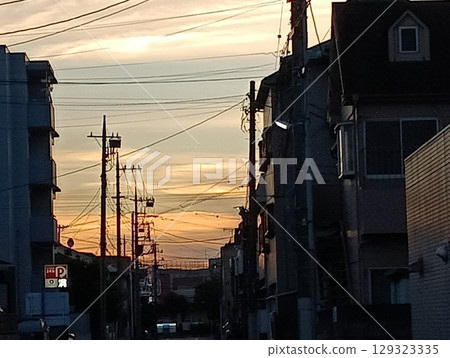 The back alley scenery dyed in the sunset 129323335