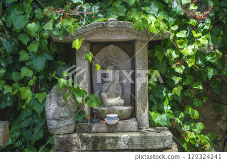 竹生島寶嚴寺參道上的石佛像 129324241