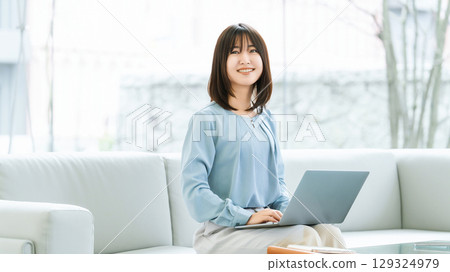 Woman using a computer / business woman Woman using a computer / business woman 129324979