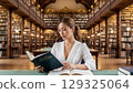 在傳統圖書館看書的年輕女子 129325064
