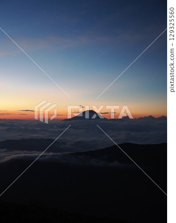 從千枚嶽山頂眺望日出的富士山 129325560