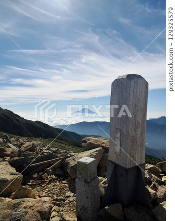 從荒川中嶽山頂眺望富士山 129325579