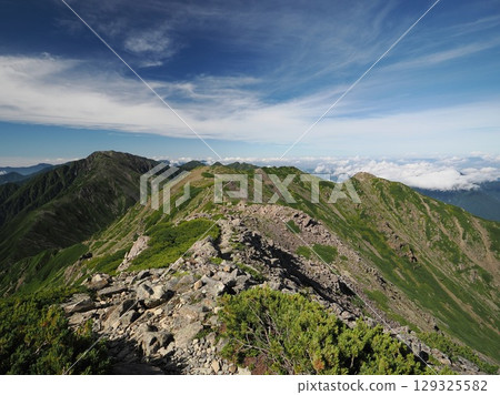 The ridge path leading from the summit of Arakawa Nakadake 129325582