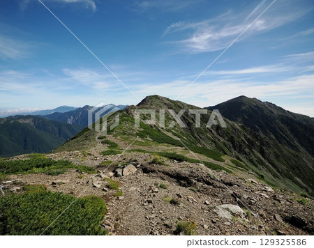 View of Arakawa Nakadake and Akuzawadake from the traverse trail 129325586