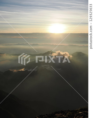 從赤石山頂看到的日落 從赤石山頂看到的日落 129325633