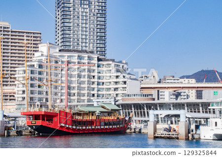 Scenery of the central pier at Kobe Port / Hatobacho, Chuo Ward, Kobe City, Hyogo Prefecture 129325844