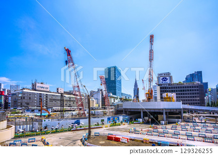 8月5日，日本東京城市景觀。展望新宿站及新宿站西口的重建…邁向新時代 129326255