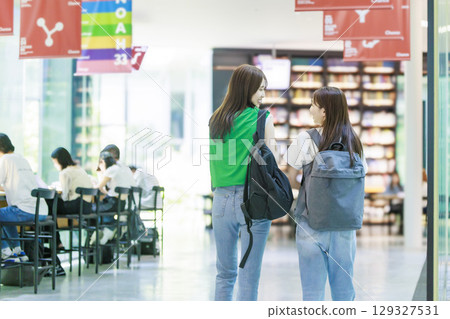 一名女大學生與朋友一起爬校園樓梯 129327531