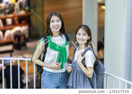 一名女大學生與朋友一起爬校園樓梯 129327534