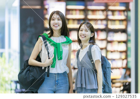 一名女大學生與朋友一起爬校園樓梯 129327535