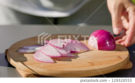 chef cuts fresh red onion  129328553