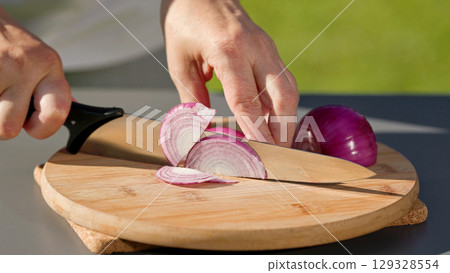 chef cuts fresh red onion chef cuts fresh red onion 129328554