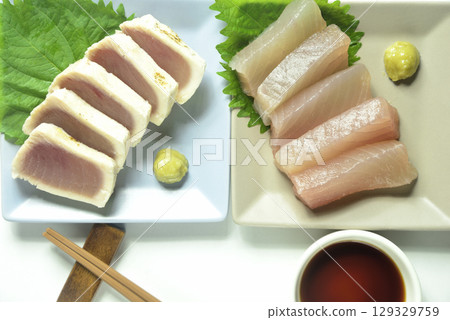 長鰭鮪魚生魚片盛於盤中 長鰭鮪魚生魚片盛於盤中 129329759