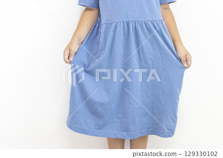 捏著裙子兩端的女孩（日本人，無臉，5歲） 129330102