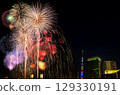 東京隅田川上空的煙火 129330191