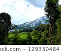 山霧鄉村風景 129330484