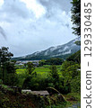 山霧鄉村風景 129330485