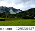 山霧鄉村風景 129330487
