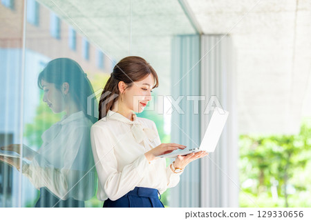 筆記本電腦業務的女人 129330656