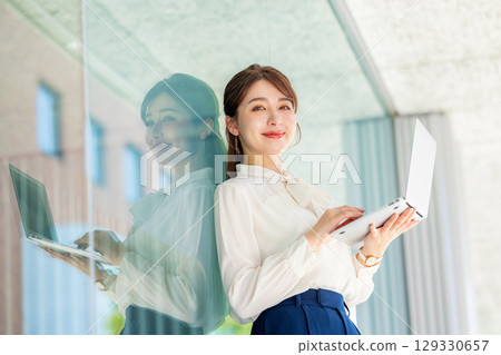 筆記本電腦業務的女人 129330657