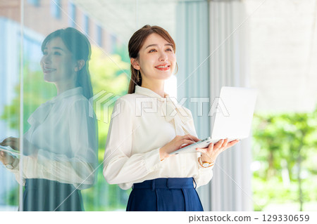 筆記本電腦業務的女人 129330659