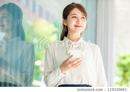 Business woman using a smartphone 129330661