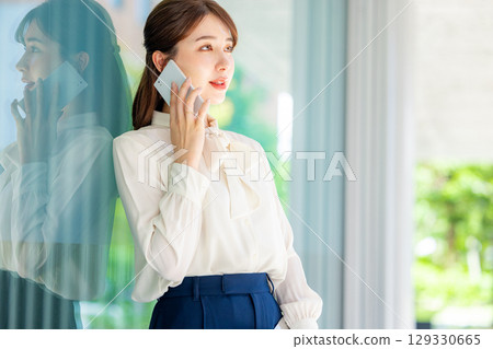 business woman talking on smartphone 129330665